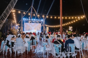 Zona a l'aire lliure per a la celebració de banquets
