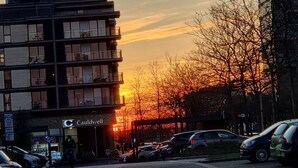 En byggnad med flera våningar, där en butiksyta är tydligt synlig och har skylten ”Caudwell”.