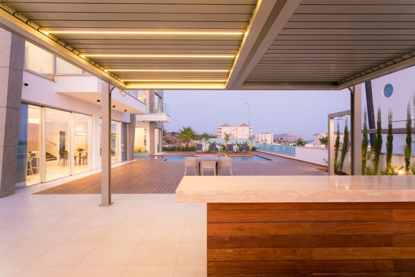 Poolside bar