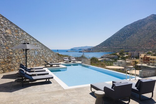 ViveVerde Villa, featuring 3 Pools - Walking distance to Beach & Shops 