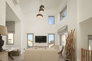 Smart-TV, Videospielkonsole, Tischtennisplatte, Bücher