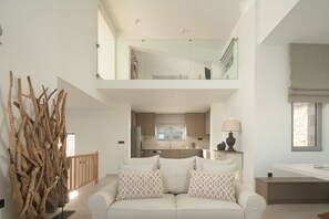 Smart-TV, Videospielkonsole, Tischtennisplatte, Bücher