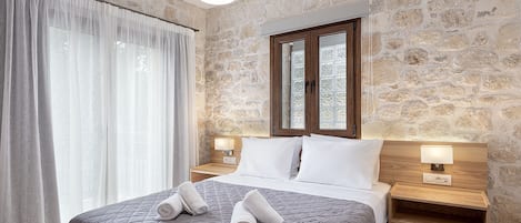 2 kamar tidur, brankas, meja kerja, dan ruang kerja ramah laptop