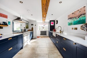 每日供应自助式早餐（每人 GBP 15）