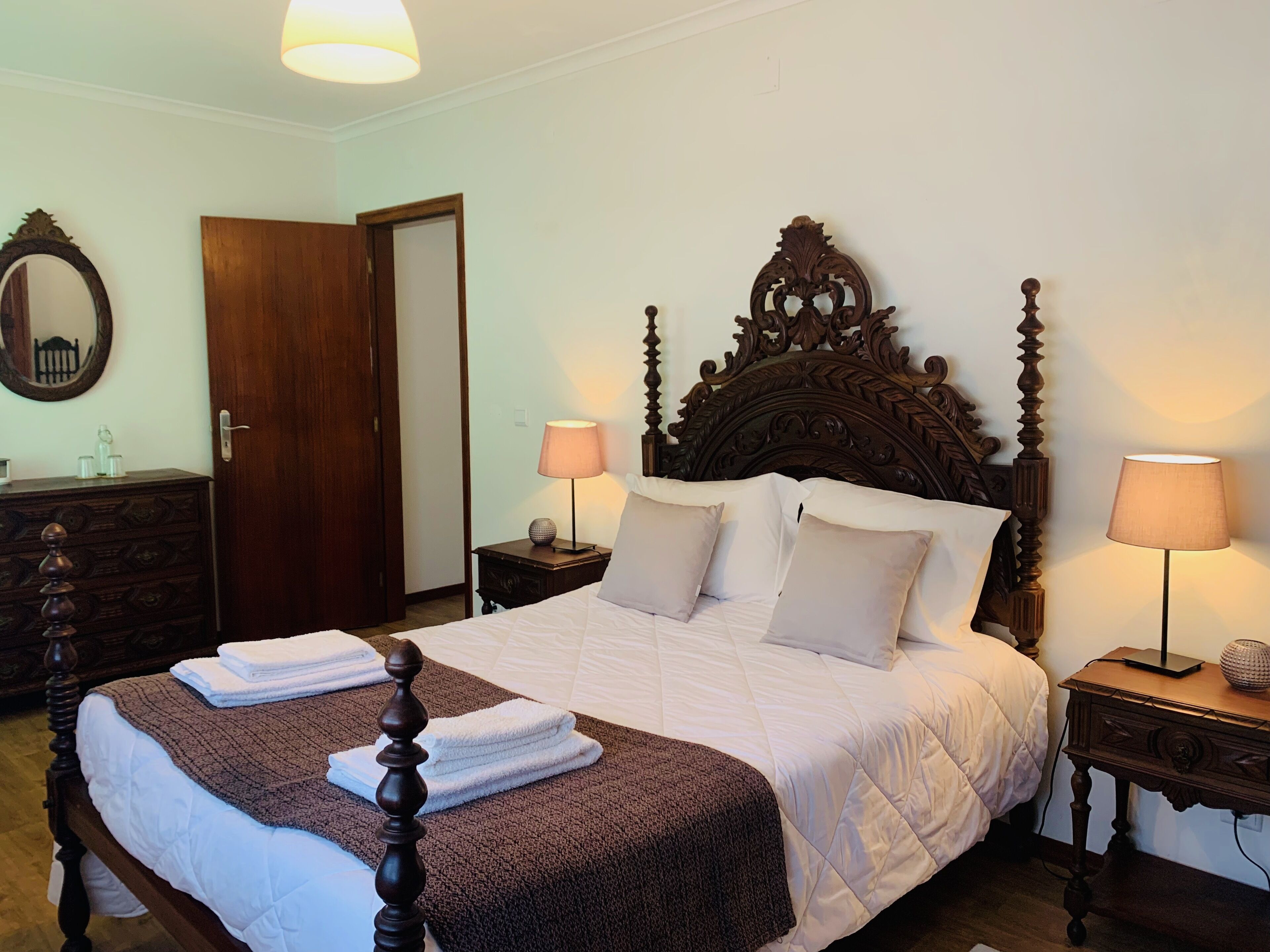 4 chambres, fer et planche à repasser, Wi-Fi, draps fournis