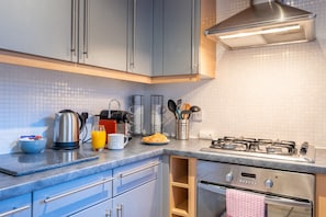 Departamento urbano | Cocina privada | Refrigerador, horno, parrilla de estufa y tostadora 