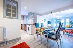 City Apartment | Private kitchen | Fridge, oven, stovetop, toaster - Millennium Embankment by Tŷ SA- Cardiff (Cardiff)