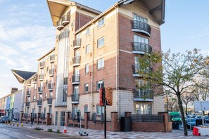 Exterior - Millennium Embankment by Tŷ SA- Cardiff (Cardiff)