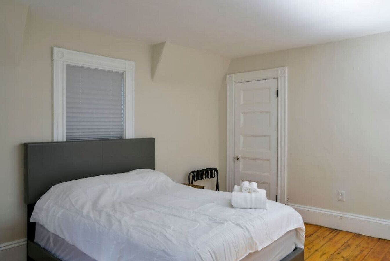 6 soverom, skrivebord, strykejern/-brett og wi-fi (inkludert)