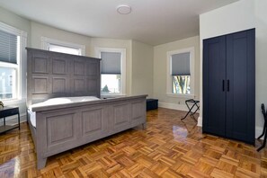 6 slaapkamers, een bureau, een strijkplank/strijkijzer, gratis wifi