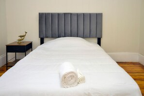 6 bedrooms, desk, iron/ironing board, free WiFi