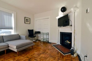 Smart-TV, Kamin, Bücher, Arbeitsbereiche