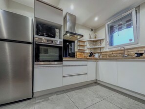 Refrigerador, microondas, horno, placa de cocina