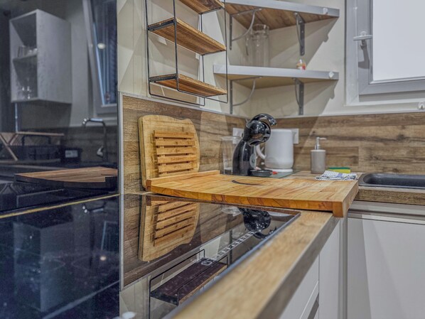 Kjøleskap, mikrobølgeovn, ovn og kokeplater