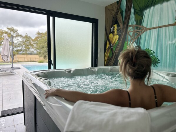 Alberca al aire libre y alberca climatizada