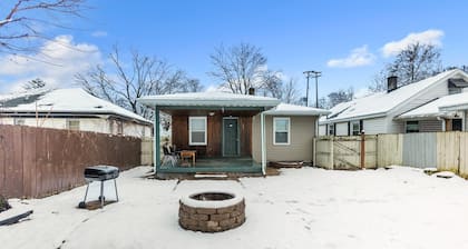Lovely PET FRIENDLY three bedroom in desirable Urbandale Location! 3 Home by RedAwning