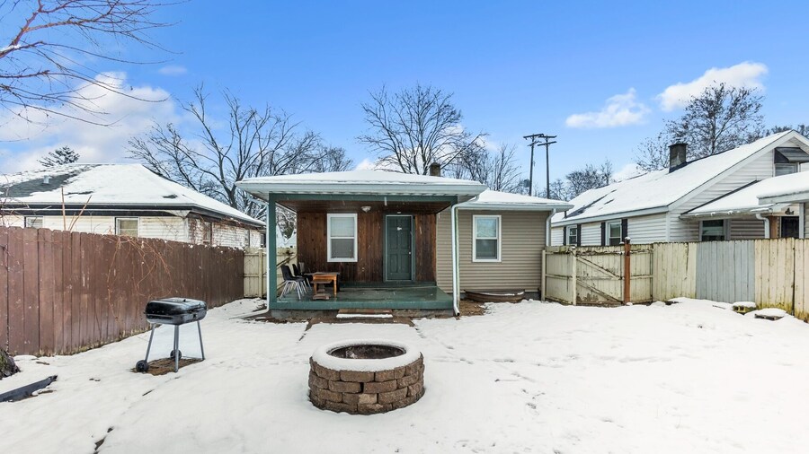 Lovely PET FRIENDLY three bedroom in desirable Urbandale Location! 3 Home by RedAwning