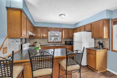 Lovely PET FRIENDLY three bedroom in desirable Urbandale Location! 3 Home by RedAwning