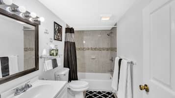 House, 3 Bedrooms | Bathroom | Towels, shampoo