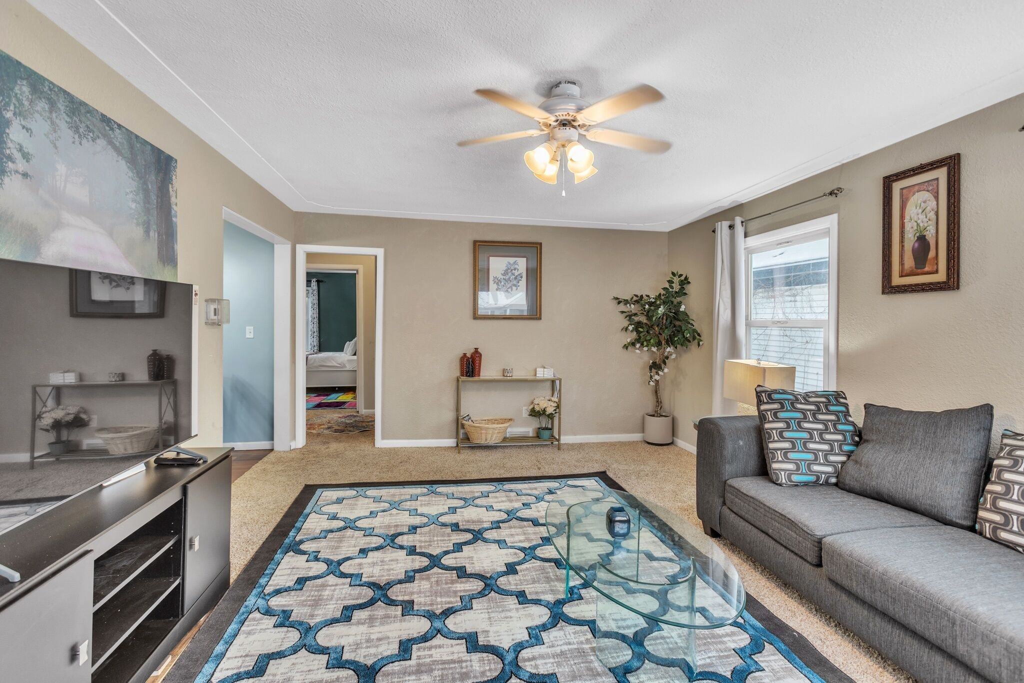 Lovely PET Friendly Three Bedroom in Desirable Urbandale Location! 3 Home by Redawning in Grand Rapids, United States