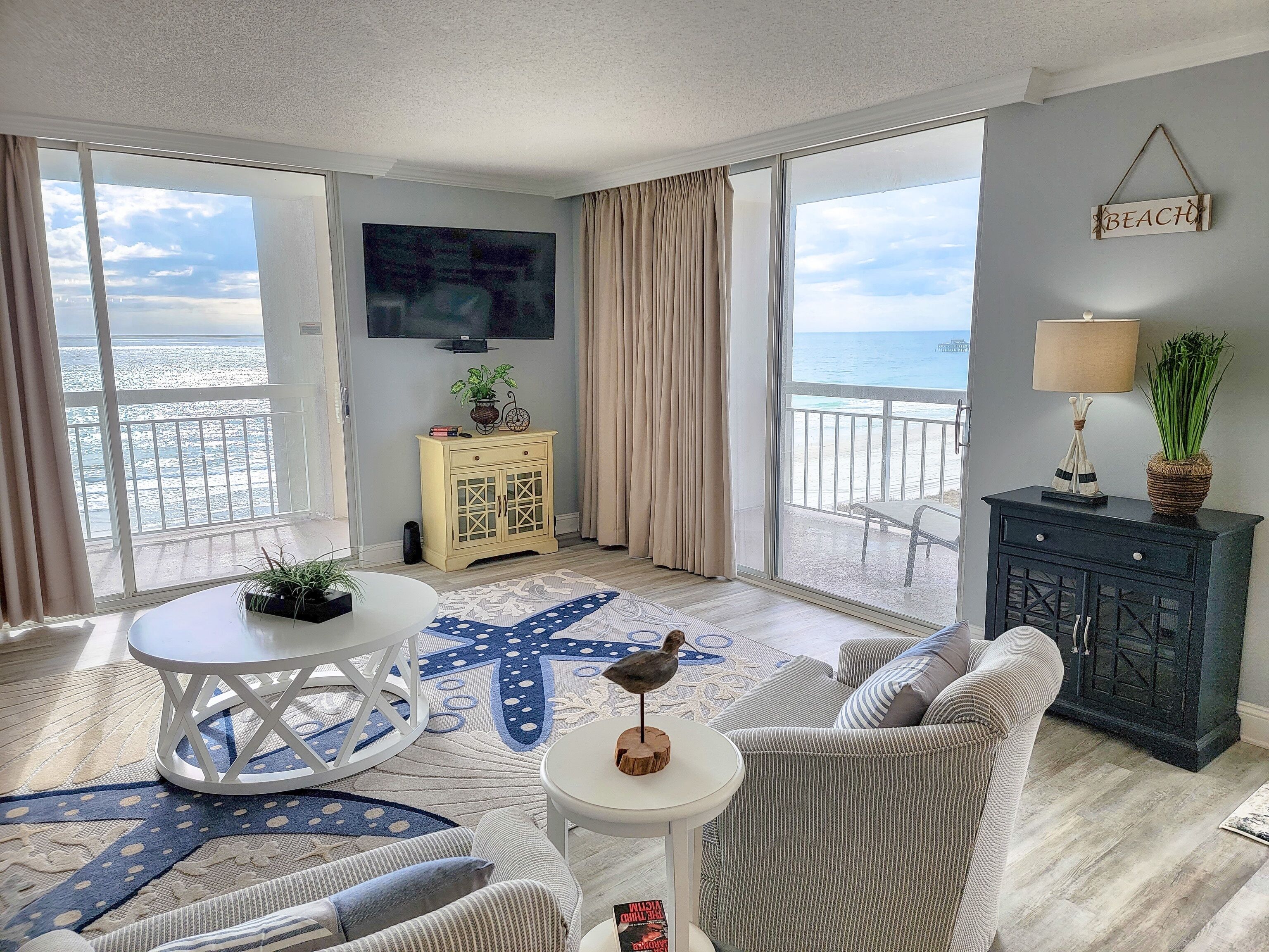 Condo, 2 Bedrooms | Living area