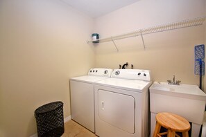 A laundry room with a washing machine, dryer, and a sink. - 1705vp 4 Bedroom Home by RedAwning (Kissimmee)