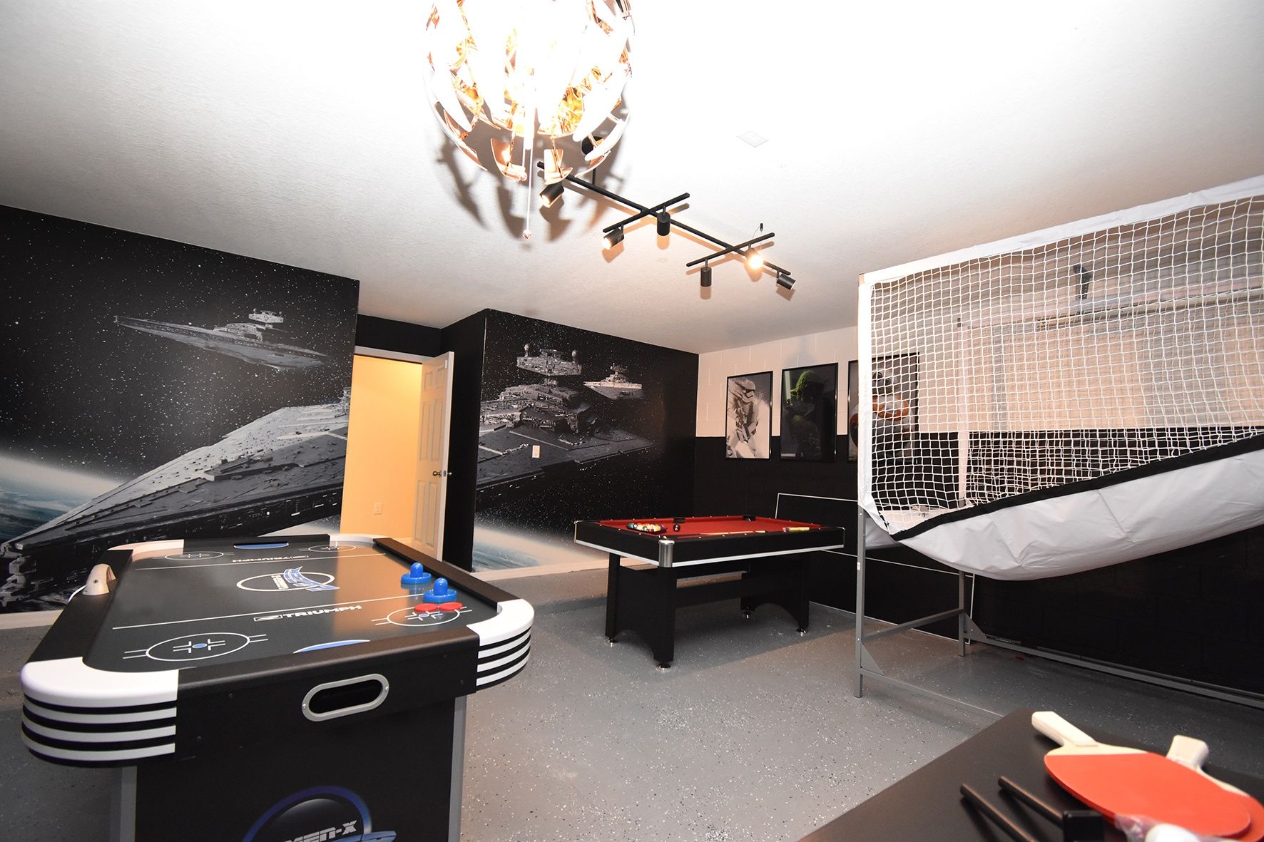 Ein Raum mit Billardtisch, Kicker und Pong-Tisch.