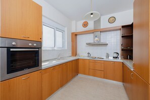 Jääkaappi, uuni, kahvin-/teenkeitin, vedenkeitin