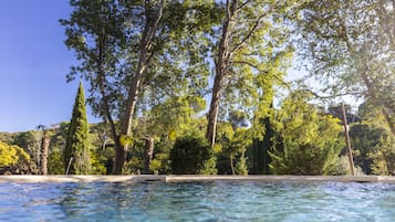 Piscine extérieure, parasols de plage, chaises longues