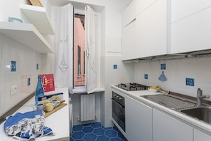 Kühlschrank, Ofen, Geschirrspüler, Wasserkocher
