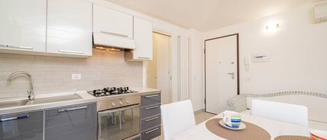 Frigorifero, forno, lavastoviglie, pentole/stoviglie/utensili