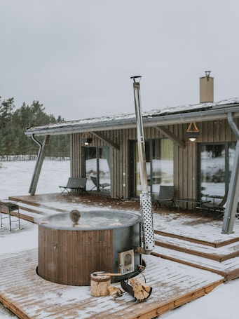 Outdoor spa tub. Vacation house with Hot tub and fireplace