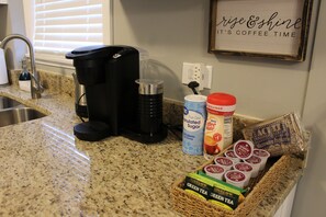 Interior - Newly remodeled 3BR APT w/prkng, near public transportation, highways, & shops (Chicago)