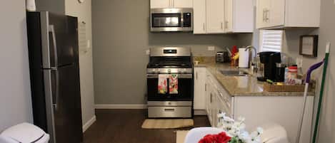 Køleskab, mikrobølgeovn, ovn, kogeplade