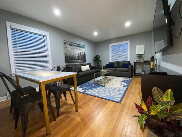 Interior - Newly remodeled 3BR APT w/prkng, near public transportation, highways, & shops (Chicago)