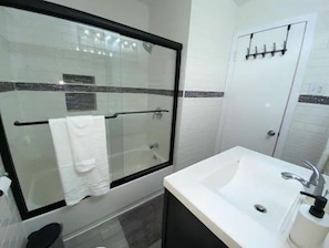 Shower, hair dryer, towels, soap - Spacious 3BR Home w Parking. Perfect for Families & Longer Stays (Chicago)