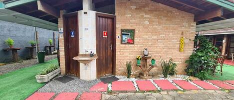 المنطقة المحيطة بالمنشأة