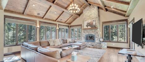 Télévision, cheminée, baby-foot, table de tennis de table