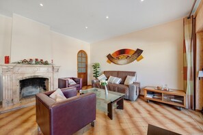 Télévision, cheminée