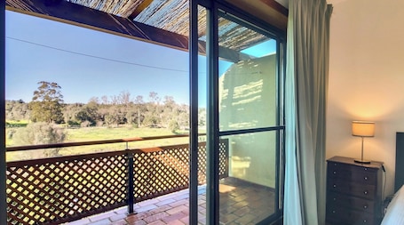 2 bedrooms, iron/ironing board, free WiFi, bed sheets. Apartment 'Arrancada 14' with Mountain View, Wi-Fi and Air Conditioning