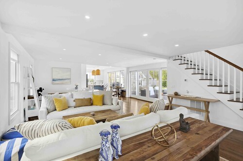 SH Village Luxury with Pool House Spa - Guest Cottage. Walk to Town!