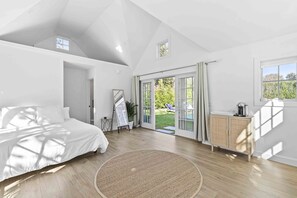 4 makuuhuonetta, työpöytä, silitysrauta/-lauta, vauvan matkasänky