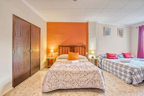 3 makuuhuonetta, silitysrauta/-lauta, ilmainen Wi-Fi, vuodevaatteet