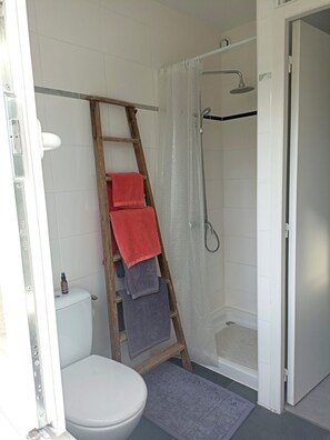 Douche, serviettes fournies