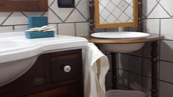 Een douche, een haardroger, handdoeken