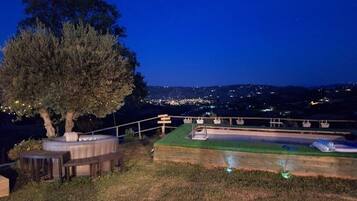 Banyera d'hidromassatge a l'aire lliure