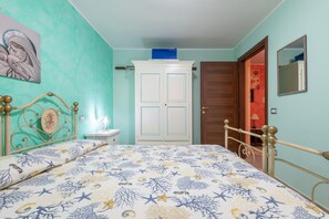 4 bedrooms, bed sheets