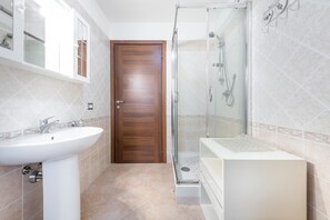 Shower, hair dryer, towels - Holiday Home 'Villetta Bacio Del Sole' with Mountain View, Private Terrace and Private Garden (Sinnai)