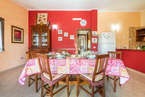 Dining - Holiday Home 'Villetta Bacio Del Sole' with Mountain View, Private Terrace and Private Garden (Sinnai)