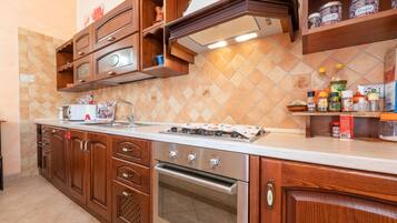 Frigorifero, microonde, forno, piano cottura